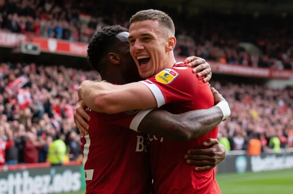 中卫在巨大压力下完成关键解围，队友上前拥抱庆祝